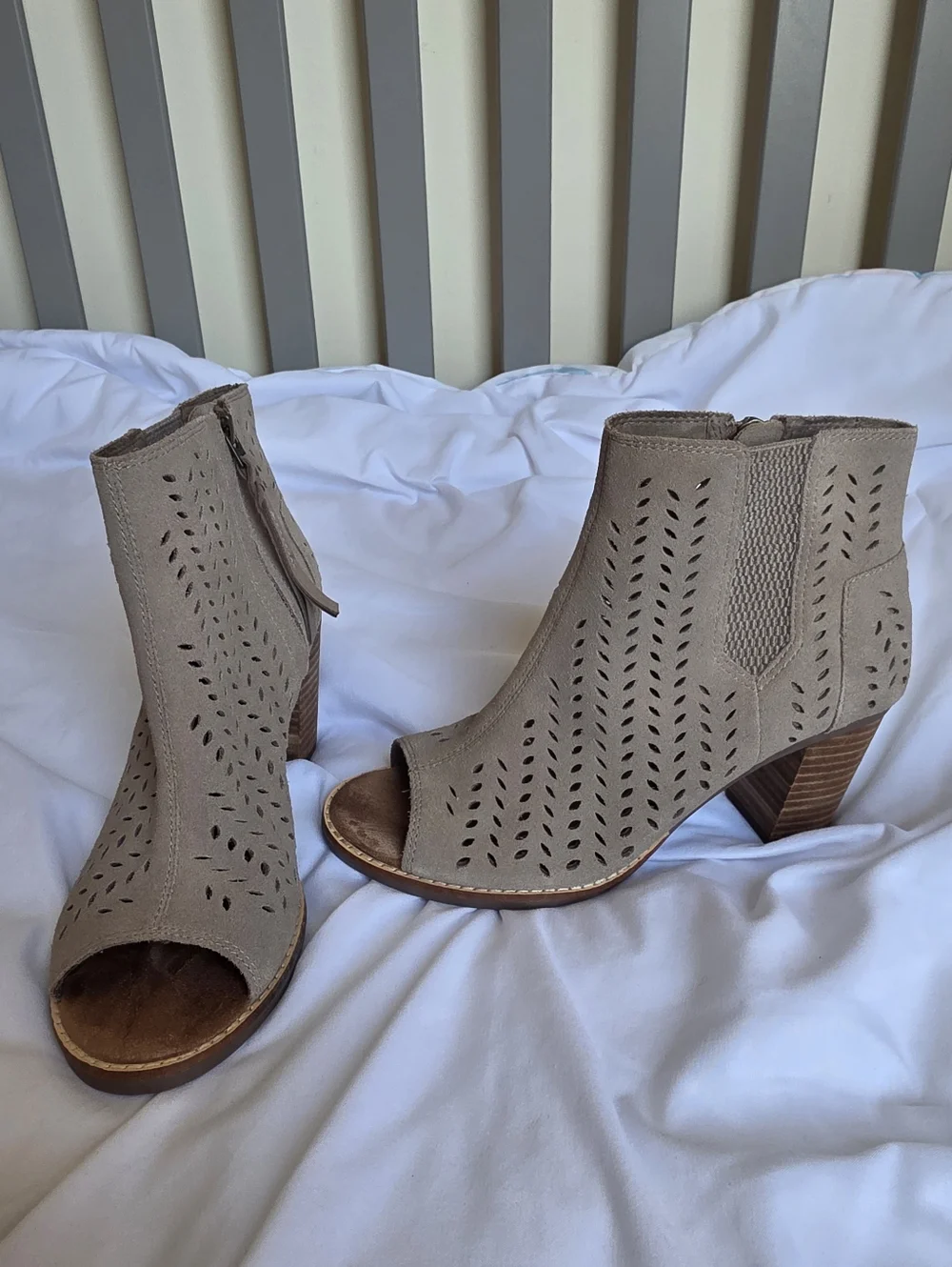 Toms Taupe Tan Majorca Womens Perforated Peep-Toe Suede Ankle Booties Size 6.5